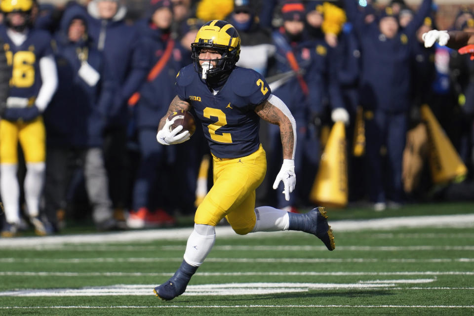 Michigan running back Blake Corum (2) has been one of the best running backs in the nation for an 11-0 team, but his injury status is up in the air. (AP Photo/Paul Sancya)