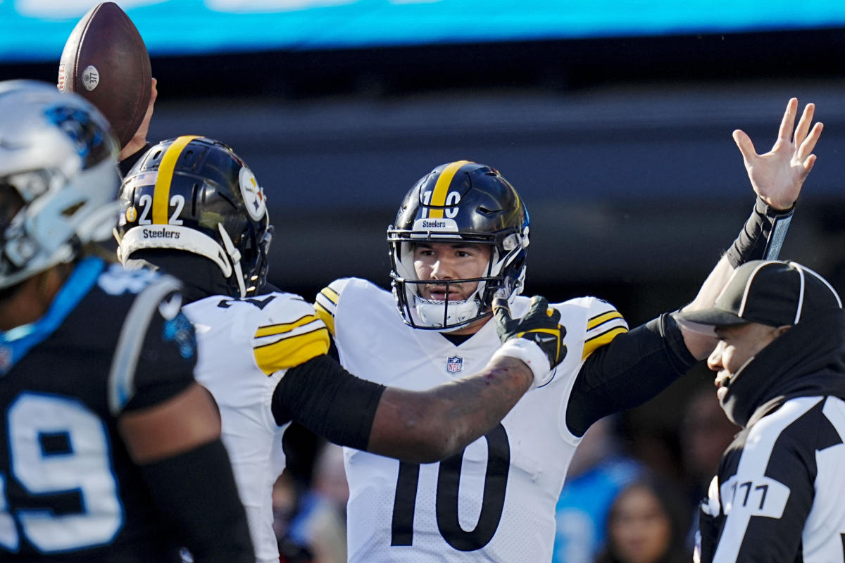 CHARLOTTE, NC - DECEMBER 18: Pittsburgh Steelers running back Jaylen Warren  (30) during an NFL