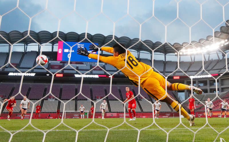 Foto del lunes de la canadiense Jessie Fleming marcando de penal ante EEUU