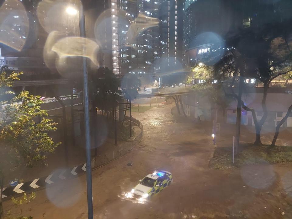 柴灣有警車受水浸影響，無法行駛。（網上相片）