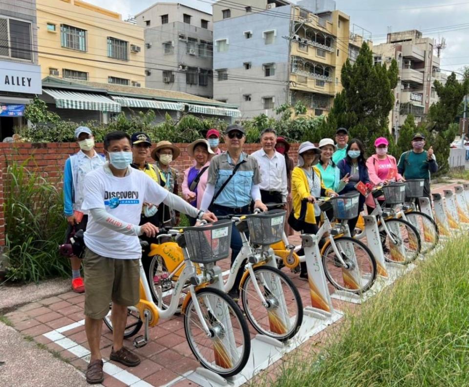 市府觀旅局舉辦騎U-bike走訪新化老街、虎頭埤風景區的導覽解說。（記者黃文記攝）