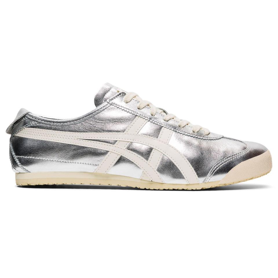 Onitsuka Tiger銀底白虎爪紋MEXICO 66，科技感十足。NT$3,880（翻攝自Onitsuka Tiger官網）