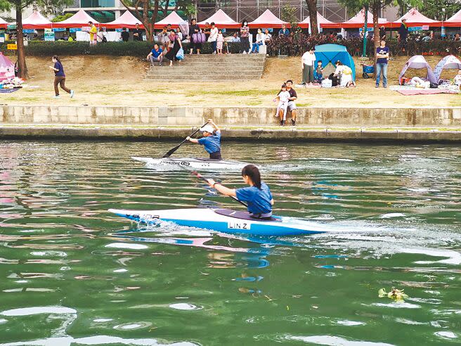 台中中興大學旁康橋水域除提供輕艇競技選手常態訓練、比賽等，也曾舉行親子輕艇體驗活動，頗受民眾歡迎。（張妍溱攝）