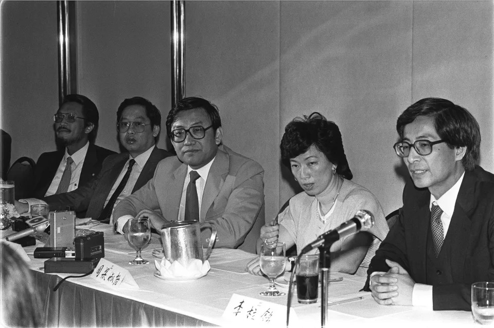 1983 年 5 月，時任大律師公會主席李柱銘、跟周梁淑怡、李鵬飛等人組成 12 人「青年才俊團」訪京，表達對香港前途問題的意見，事後他們返港匯報訪京情況。 (Photo by Chan Kiu/South China Morning Post via Getty Images)