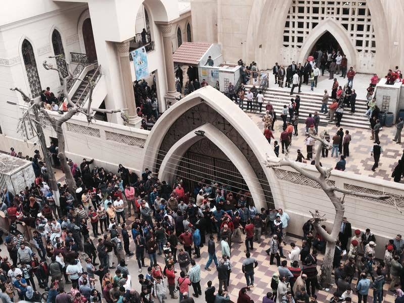 Centenares de personas reunidas fuera de una iglesia crstiana copta después del estallido de una bomba en Tanta, Egipto, el domingo 9 de abril de 2017. (AP Foto/Nariman El-Mofty)