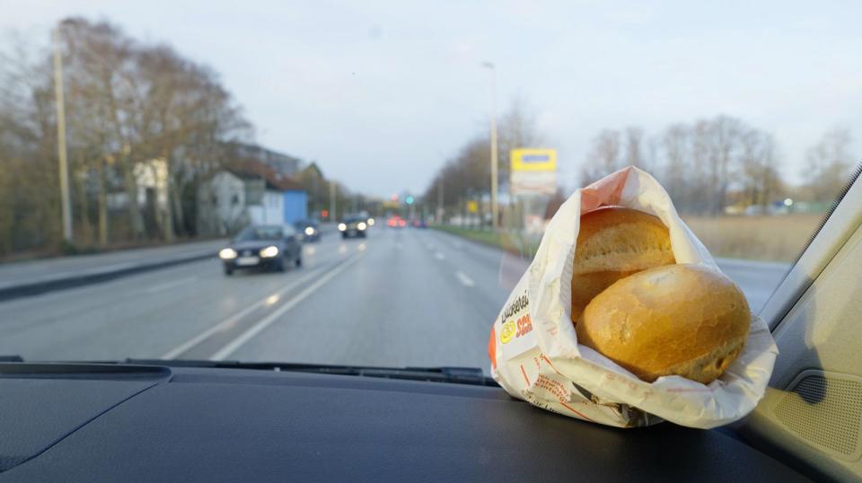 Der Weg eines Frühstücksbrötchens ist gepflastert von Verordnungen. 100 behördliche  