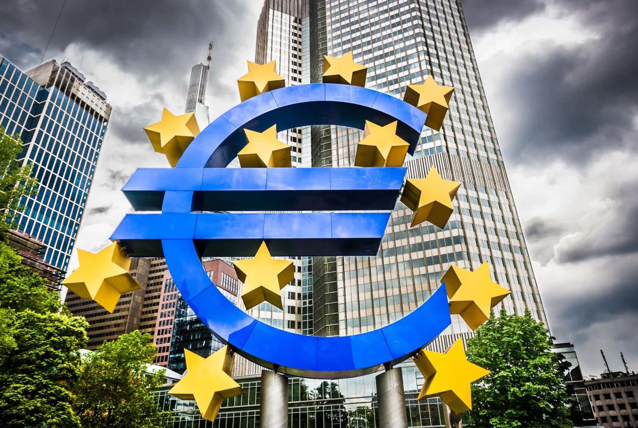 Euro-Skulptur vor dem Hauptsitz der Europäischen Zentralbank (EZB) in Frankfurt am Main
