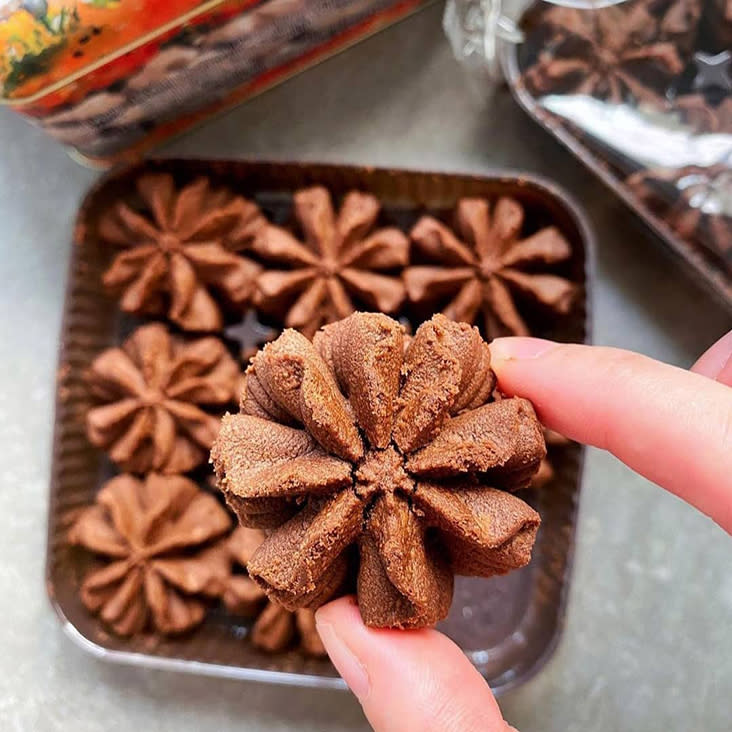 The highly sought-after chocolate flower cookie that was launched in Hong Kong this September, is only available for purchase if you purchase a minimal sum of RM1,000 and above. – Picture courtesy from Jenny Bakery Malaysia Facebook page