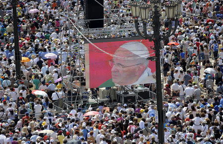 Faithful attend a mass led by Pope Francis during a two-day pastoral visit in Turin, Italy, June 21, 2015. REUTERS/Giorgio Perottino