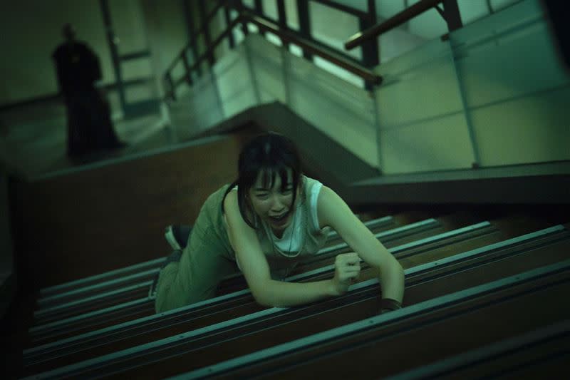 王渝萱在《女鬼橋2：怨鬼樓》招魂被鬼追。（圖／樂到家國際）