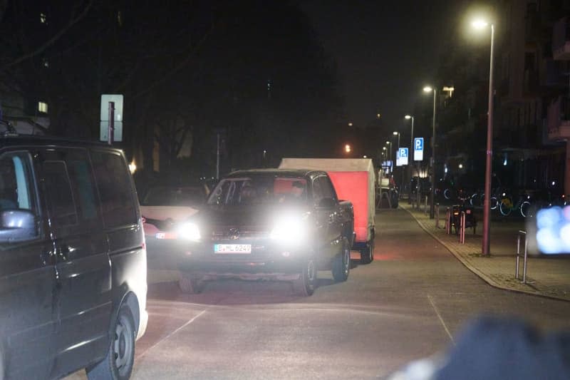 A police vehicle with a special trailer containing a dangerous object drives out of Sebastian Street. Two days after the arrest of former RAF terrorist Daniela Klette, the case continues to keep the capital on tenterhooks: the removal of dangerous weapons from the home of former RAF terrorist Daniela Klette in Berlin-Kreuzberg dragged on for many hours into the night on Thursday. Annette Riedl/dpa