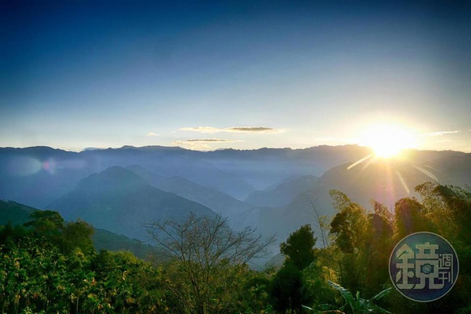 龍眼林的日出美景，是看曙光鑽出中央山脈。