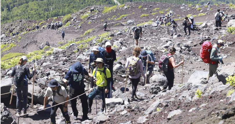 攀登富士山人太多，引發各種亂象，造成社會成本大幅提升。（圖／達志／美聯社）