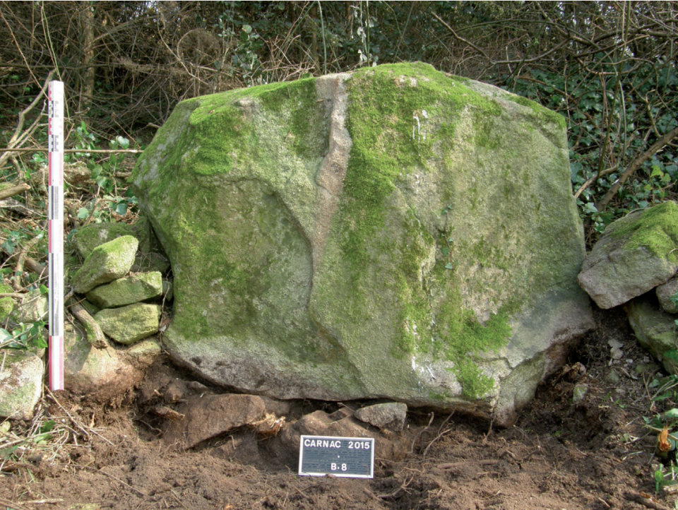 Primer plano de una de las piedras antiguas del sitio de Carnac tal y como era en 2015.