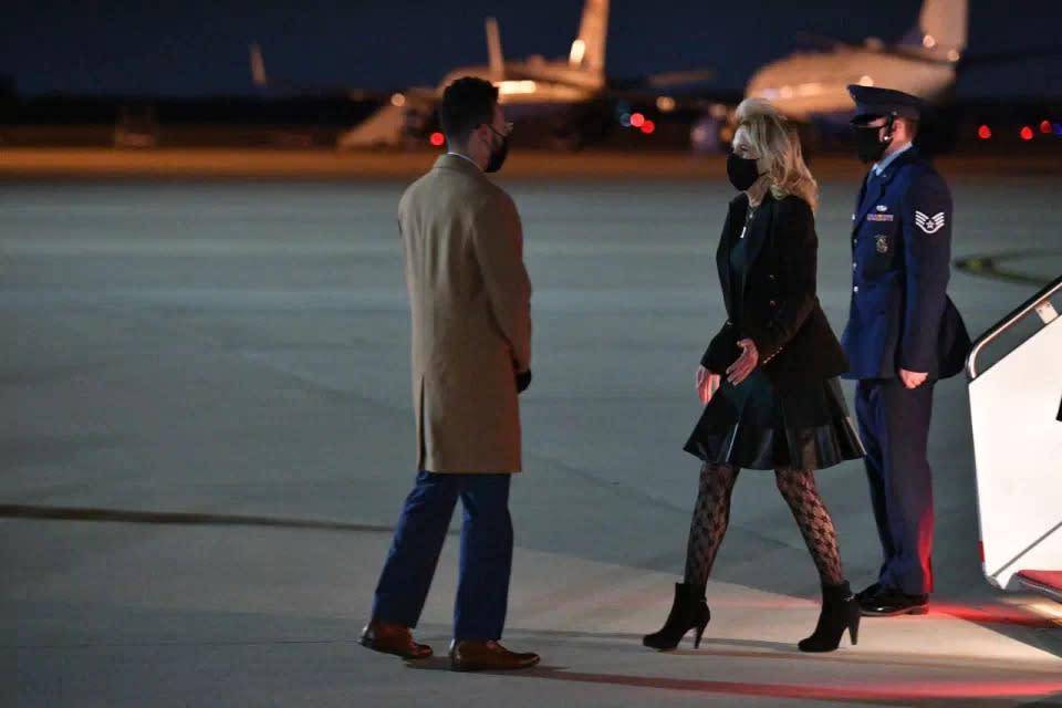 Die US-amerikanische First Lady steigt nach der Landung auf der Andrews Air Force Base in Maryland aus dem Flugzeug. Foto: Getty