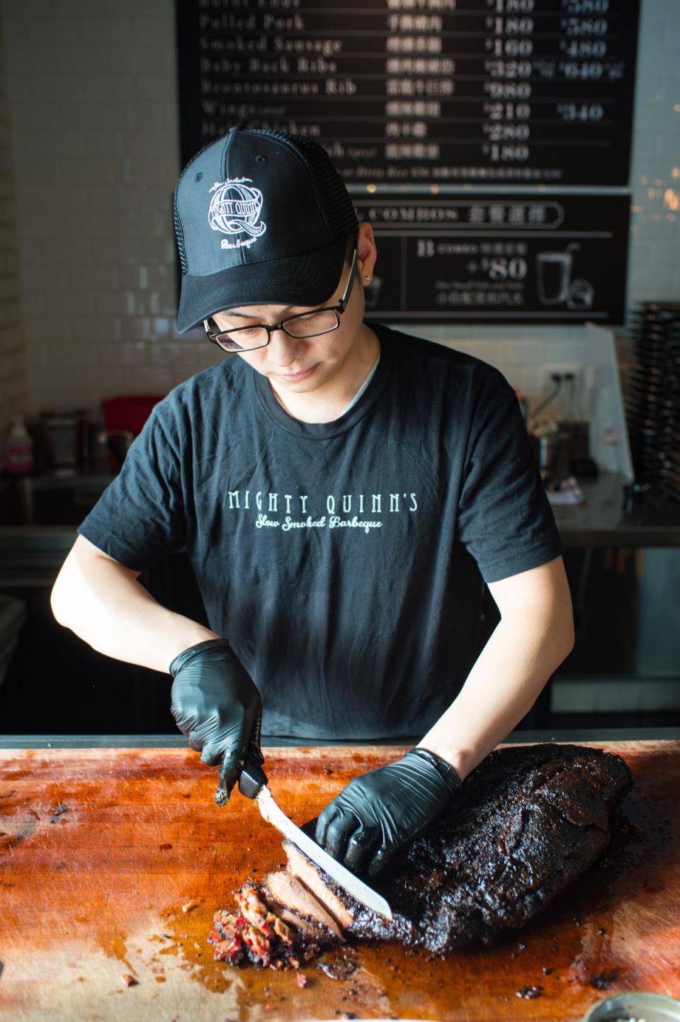 廚藝經理李宗倫曾赴美國接受慢火燻烤訓練。