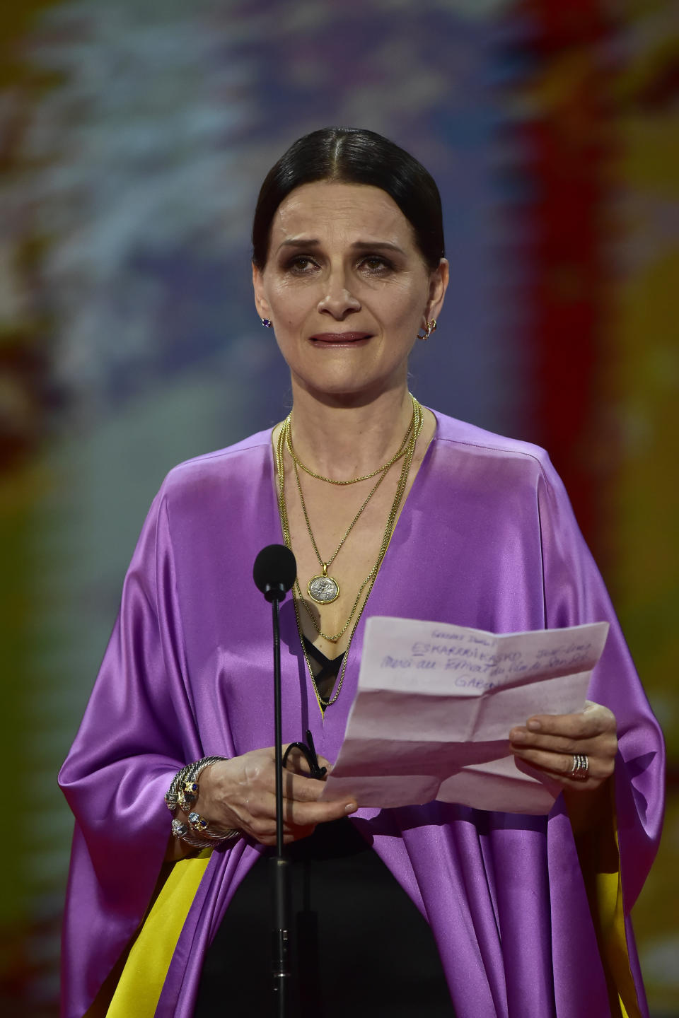 La actriz francesa Juliette Binoche lee su discurso de agradecimiento al recibir el Premio Donostia por su trayectoria en la 70ª edición del Festival de Cine de San Sebastián en San Sebastián, España, el domingo 18 de septiembre de 2022. (Foto AP/Álvaro Barrientos)