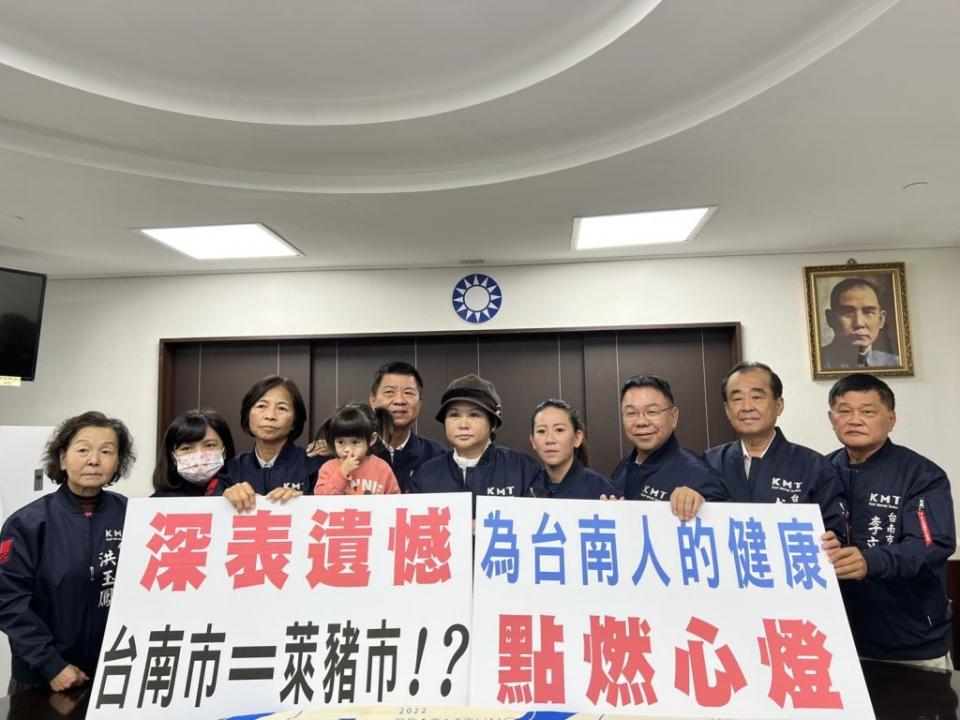 市議會國民黨團宣布二十四日將集體缺席蔡總統在市議會的點燈儀式，抗議民進黨拿人民健康祭旗。（議會國民黨團提供）