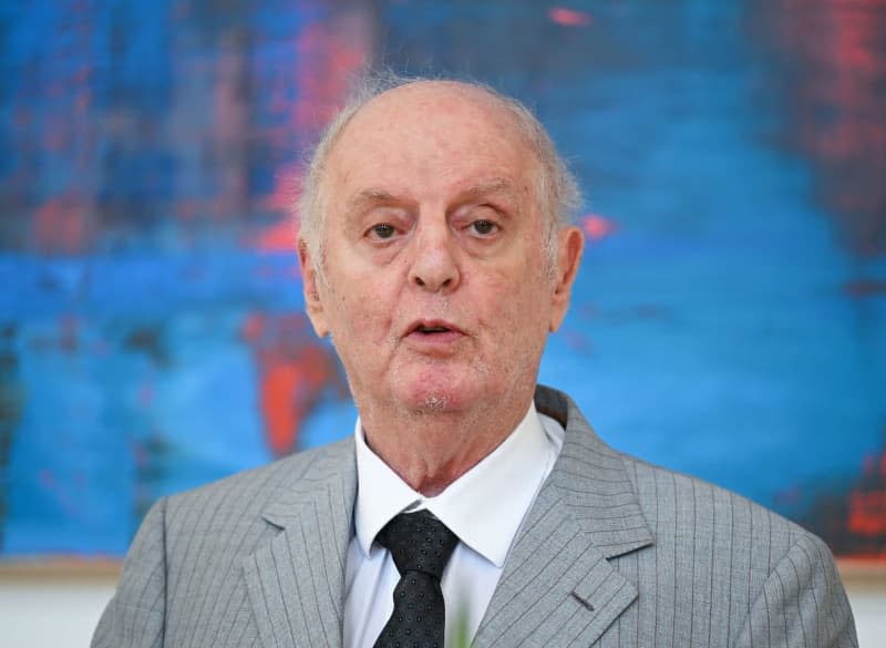 Conductor Daniel Barenboim thanks everyone after the ceremonial unveiling of his honorary citizen portrait in the ballroom of the Berlin House of Representatives. Soeren Stache/dpa