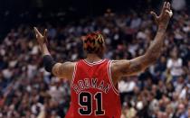 Sorry, Scottie Pippen, aber: Wer in den späten 90-ern nicht nach Chicago kam, um Michael "Air" Jordan zu bestaunen, der kam für Dennis Rodman. Einen Typen wie ihn, der jede Woche mit einer neuen bunten Frisur auf dem Platz stand, hatte man in der NBA bis dahin nicht gesehen. (Bild: Ezra Shaw/Getty Images)