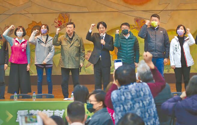 副總統賴清德（中）參選民進黨主席，21日到新北市三重區和黨員座談，上台後與黨籍立委及民眾一起振臂握拳喊口號。（陳君瑋攝）