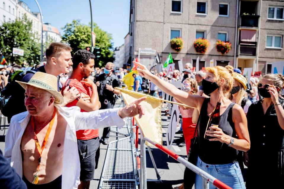 Teilnehmer der Demonstration gegen die Corona-Beschränkungen (l) treffen an der Ecke Torstraße/Tucholskystraße auf Gegendemonstranten (r). Zu der Demonstration gegen die Corona-Beschränkungen hat die Initiative "Querdenken 711" aufgerufen.<span class="copyright">Christoph Soeder / dpa</span>