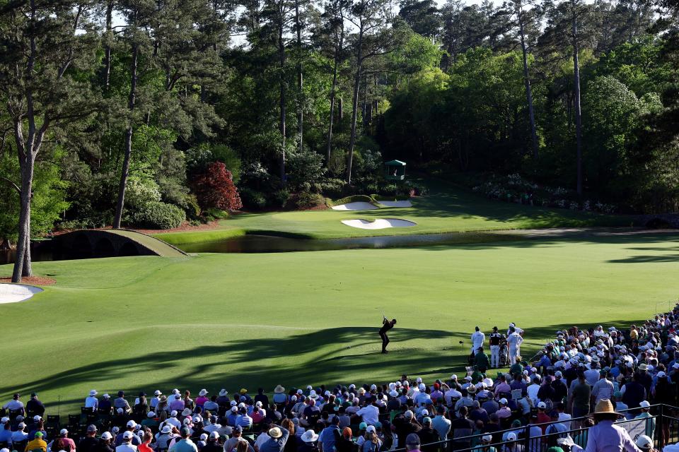 Wyndham Clark juega su tiro desde el tee del hoyo 12 durante la segunda ronda del Torneo Masters 2024 en el Augusta National Golf Club. (Foto: Maddie Meyer/Getty Images)