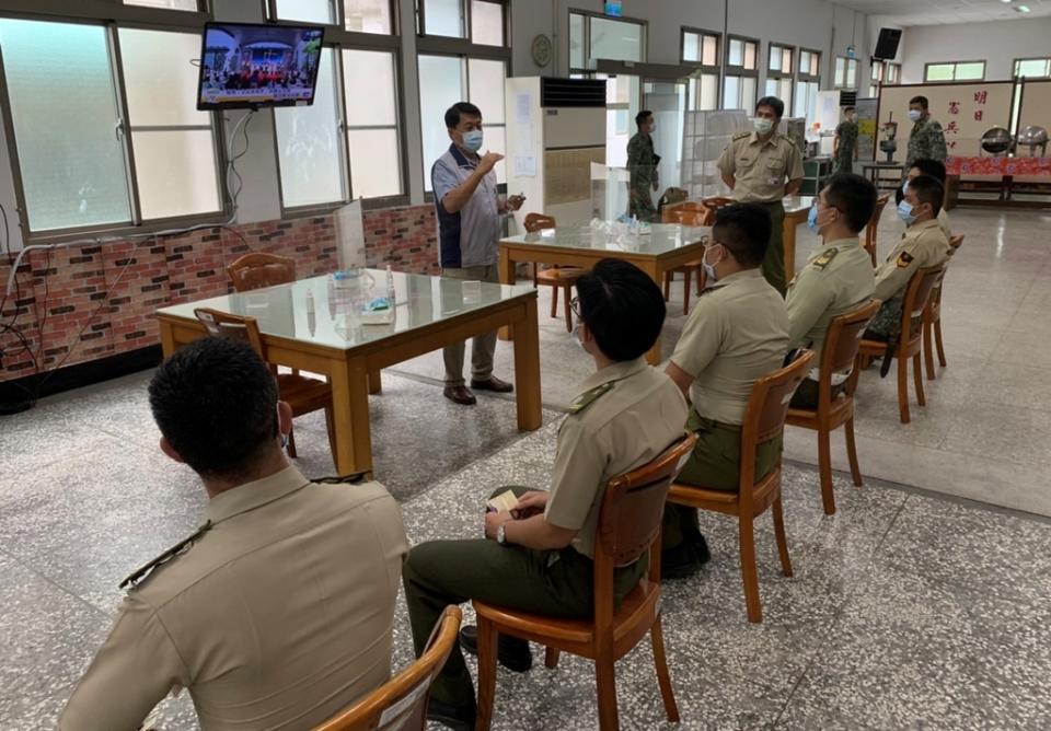 《圖說》宜蘭縣軍人服務站長尹華忠應宜蘭憲兵隊孫隊長之邀説明軍友四大服務工作內容。〈宜蘭軍服站提供〉