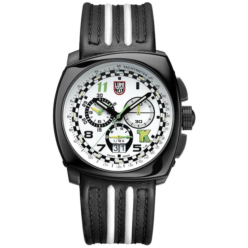 ▲LUMINOX×Tony Kanaan 印第賽車限量計時皮帶腕錶 XL.1146，錶殼以不對稱流線矩形彰顯獨特性格。（圖片來源：Yahoo購物中心）