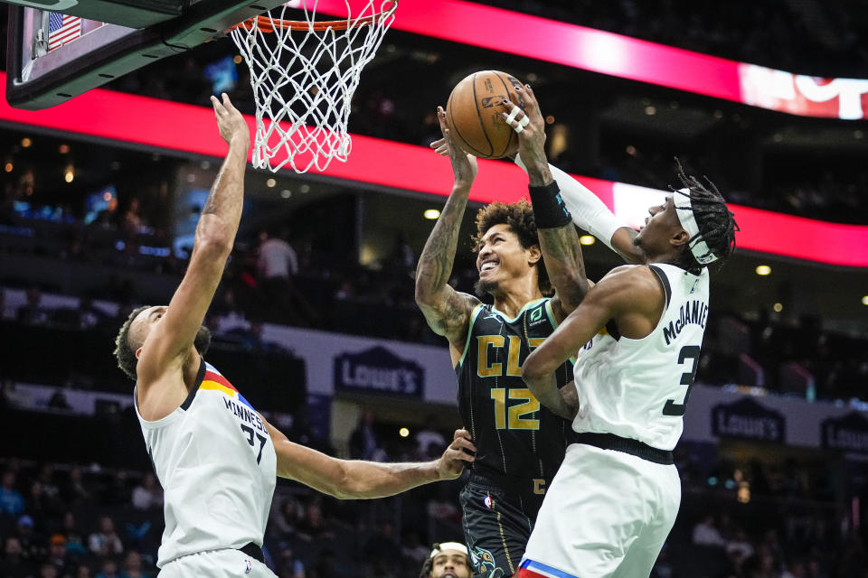 黃蜂Kelly Oubre Jr.攻下全場最高的28分，其中7分更是出現在關鍵第4節。(AP Photo/Rusty Jones)