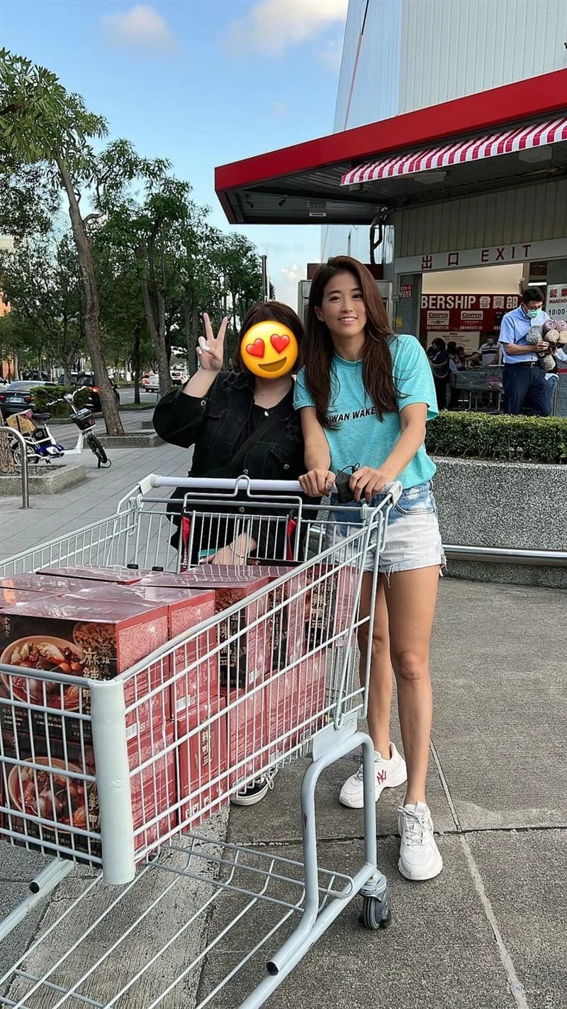 女網友興奮合照。（圖／翻攝自臉書／COSTCO 好市多 消費經驗分享區）