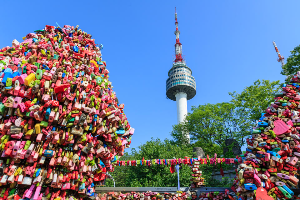 Am Namsan Tower in Seoul hängen Tausende von Liebesschlösser. Auch Kassie Yeung hatte ihres dort befestigt. (Bild: Getty Images)