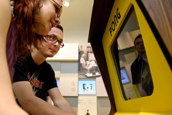 Ataris „Pong“-Automat eroberte nur kurze Zeit später die Spielhallen. 40 Jahre später stehen die Kult-Geräte im Museum, aber so simpel das Spiel auch ist, seine Popularität hat es nie verloren. Dagegen… (Bild: Computerspielemuseum/Jörg Metzner)