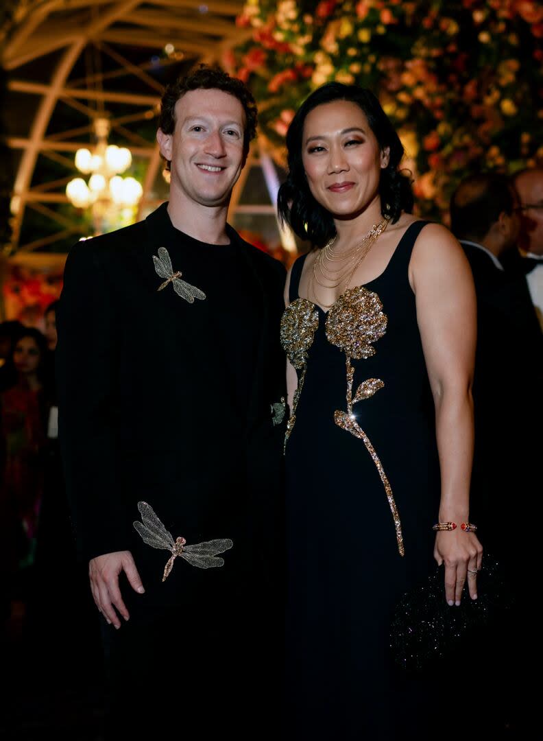 Esta fotografía publicada por el grupo Reliance muestra a Mark Zuckerberg y a su esposa Priscilla Chan en la fiesta prenupcial del hijo del empresario multimillonario indio Mukesh Ambani, en Jamnagar, India, el viernes 1 de marzo de 2024. (Reliance group via AP)
