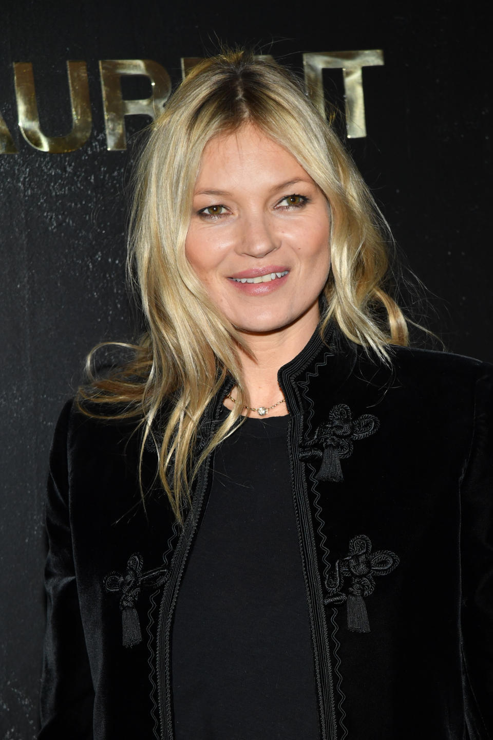 <p>Kate Moss n’avait d’yeux que pour les pantalons fuselés et l’abondance de cuir de la célèbre griffe. Crédit photo : Getty Images </p>