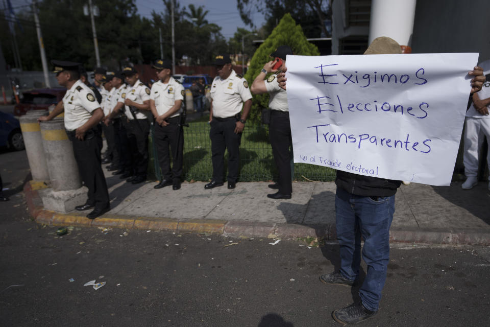 Partidarios del partido político Liberación del Pueblo (MLP) protestan porque el Tribunal Supremo Electoral negó la candidatura de su aspirante a vicepresidente Jordan Rodas en Ciudad de Guatemala, el jueves 16 de febrero de 2023. El tribunal rechazó la candidatura de Rodas por supuestamente no presentar documentos financieros que confirmen que no tiene deudas pendientes con el gobierno. Las elecciones generales están fijadas para junio de 2023. (AP Foto/Moisés Castillo)