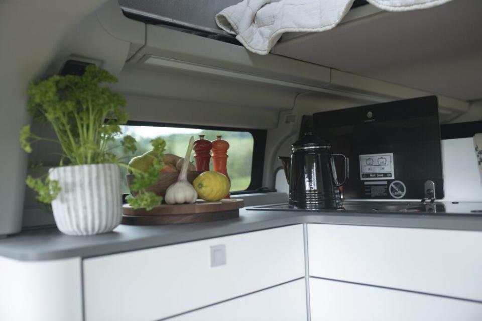 廚房放置在車尾採用L型的配置，整體而言擁有更好的使用範圍。(圖片來源：福特)