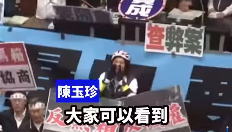 洪申翰上台宣布議場外抗議人數，卻遭藍白立委訕笑。（圖／翻攝自洪申翰臉書）