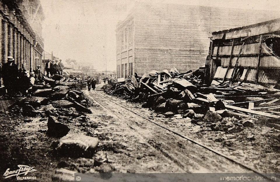 Una de las calles de Coquimbo (Chile) después del tsunami producido por el terremoto originado en Atacama en noviembre de 1922. <a href="http://www.memoriachilena.gob.cl/602/w3-article-87207.html" rel="nofollow noopener" target="_blank" data-ylk="slk:Memoria Chilena - Biblioteca Nacional de Chile;elm:context_link;itc:0;sec:content-canvas" class="link ">Memoria Chilena - Biblioteca Nacional de Chile</a>