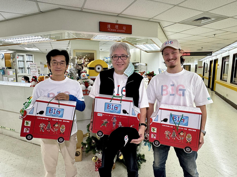 導演魏德聖、演員王夢麟、周厚安前往台北榮總探訪病童，同樣也送上大禮包。（米倉影業提供）