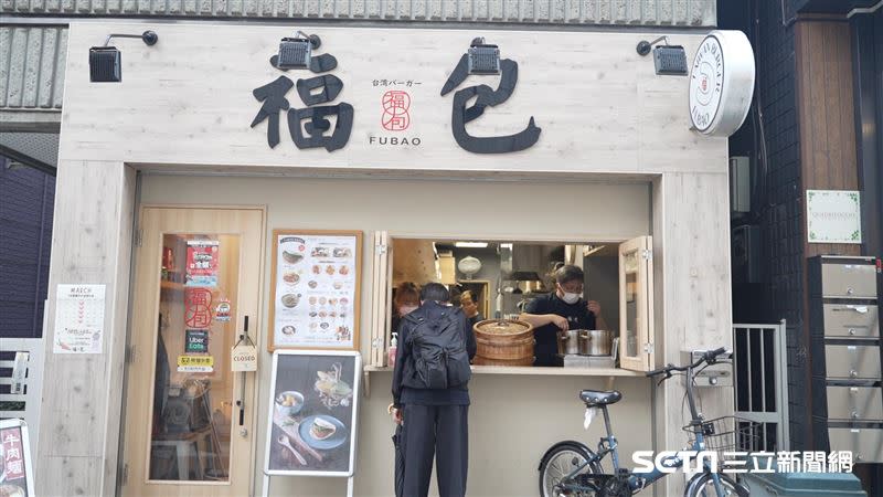 開店4年期間，蕭培鈞說，最常被問的就是「你們是台灣人嗎？」或是被測試到底是不是正港台灣人，坦言在日本真的掀起哈台潮，但大家還是想吃到、買到道地的。（圖／記者林宥村攝）