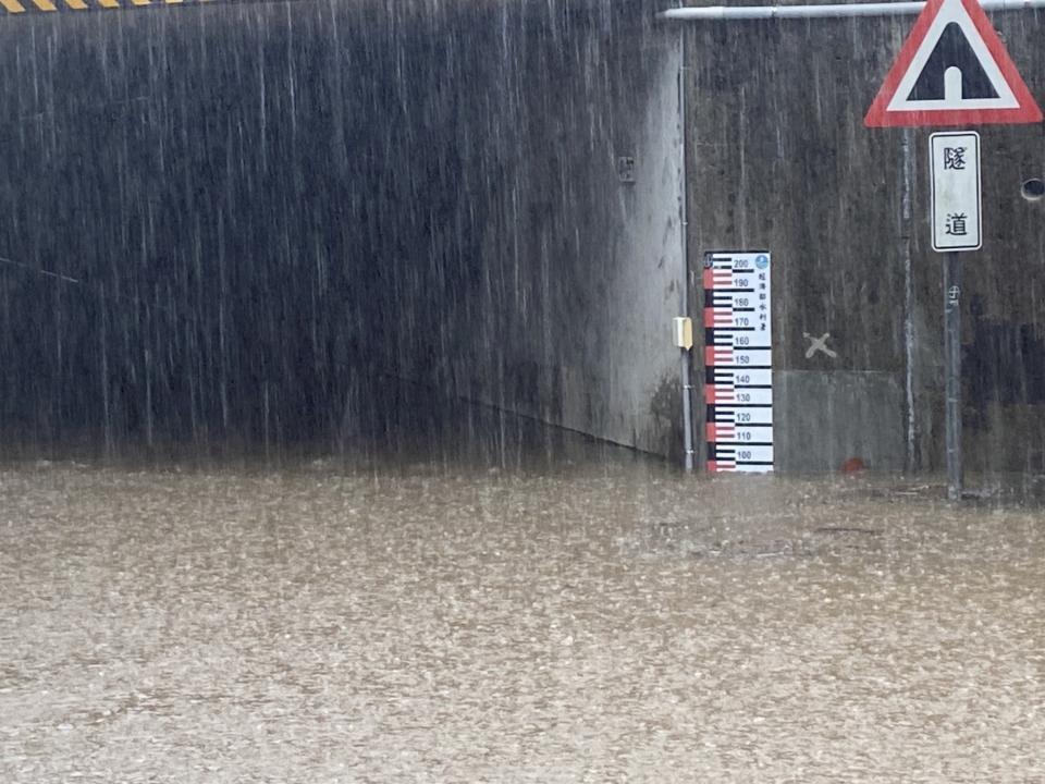 桃園市16日上午出現強降雨，大園區中正東路一段840巷涵洞淹水約1公尺深。（圖／桃園市警察局提供）