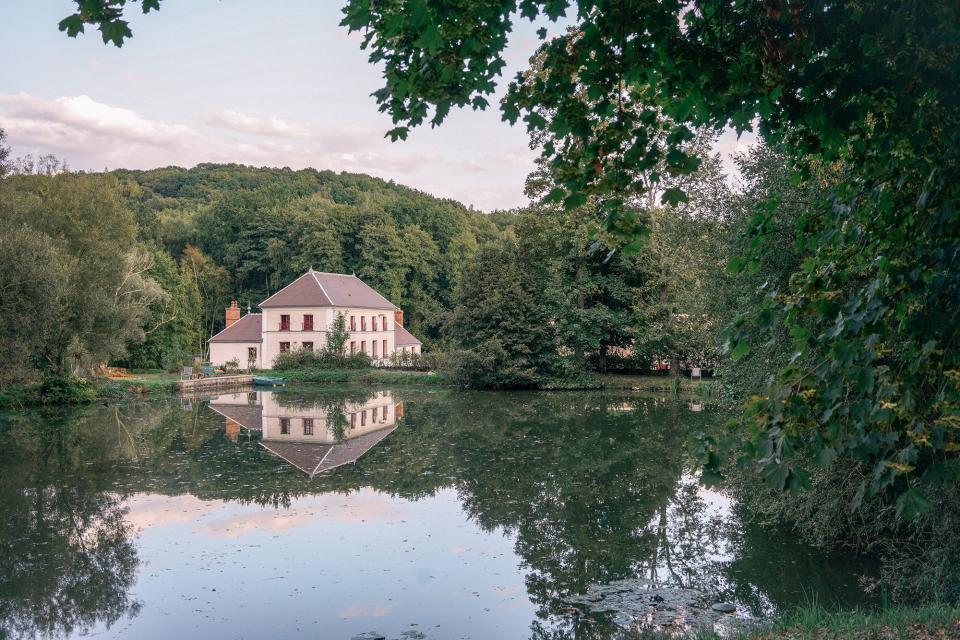 Le Barn is a French country retreat that yields to nature with a poetic informality evoking a chic summer camp.