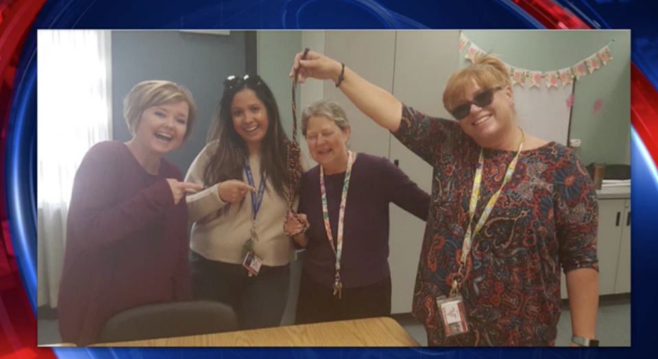Cuatro educadoras de la Escuela Primaria Summerwind en Palmdale, California, posaron con un nudo corredizo para una foto. (Captura de pantalla: Fox 11)