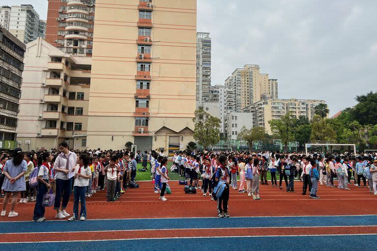 Los estudiantes son evacuados al patio de recreo de una escuela en Xiamen, en la provincia de Fujian, en el este de China, el 3 de abril de 2024, después de que un gran terremoto azotara el este de Taiwán.