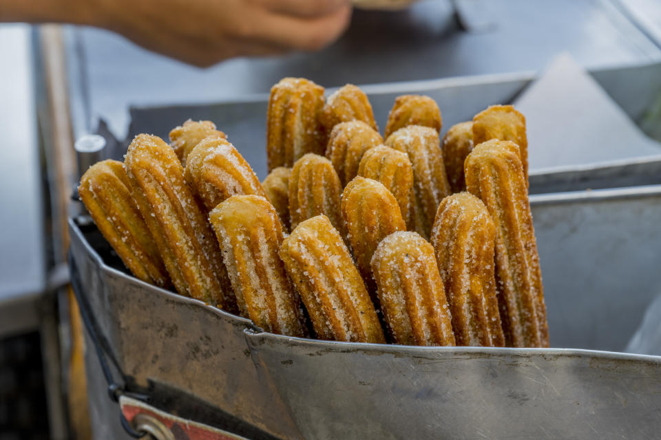 Churros azucarados a la venta en un puesto callejero de Oaxaca, en agosto de 2022. (Wolfgang Kaehler/LightRocket via Getty Images)