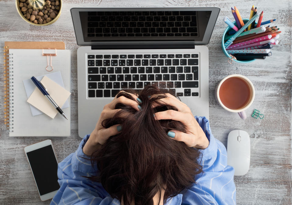 El agotamiento físico es otra señal común de que debes mirar cuánto tiempo le dedicas al trabajo (Foto:Getty)