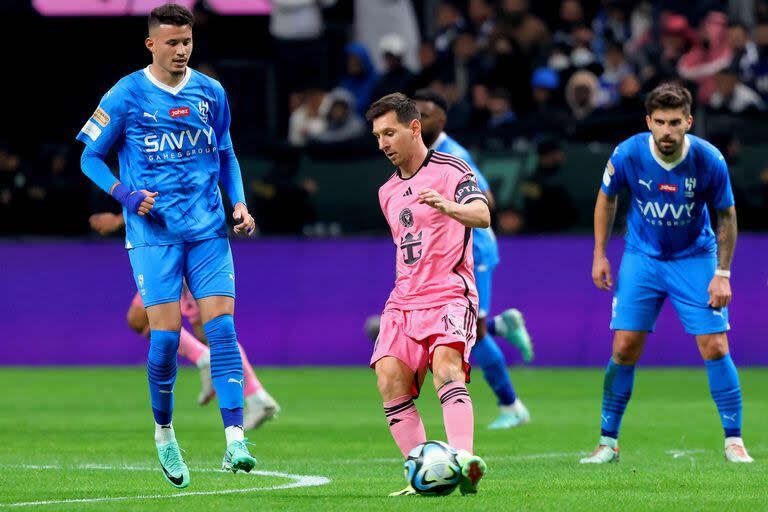 Messi jugó durante 87 minutos y anotó un gol de penal en la derrota de Inter