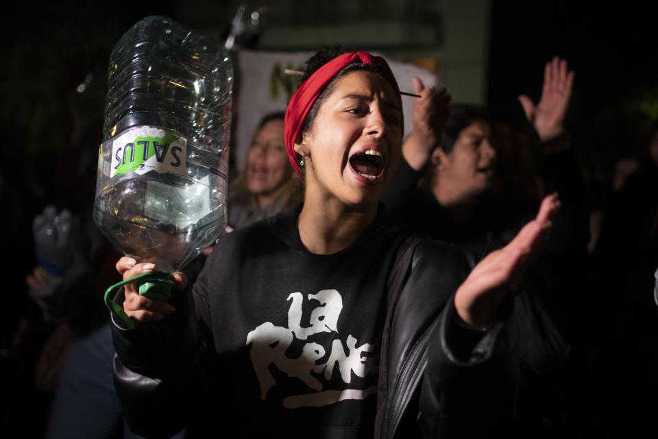 Una manifestante protesta contra la falta de agua potable en Montevideo, Uruguay, el lunes 15 de mayo de 2023. (AP Foto/Santiago Mazzarovich)