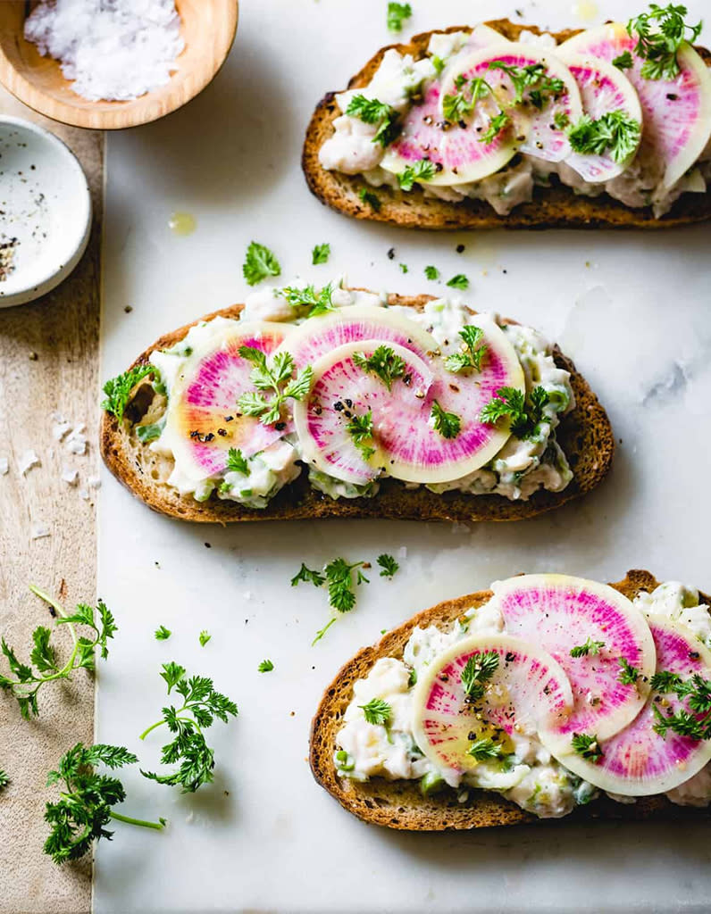 Tartines de haricots blancs et radis